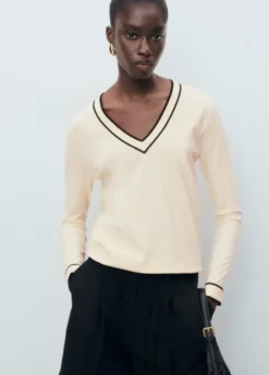 Contrasting V-neck sweater