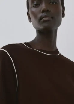 Fine knit sweater with contrasting