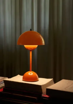 Flowerpot VP9, Portable Lamp, Magnetic Charger
