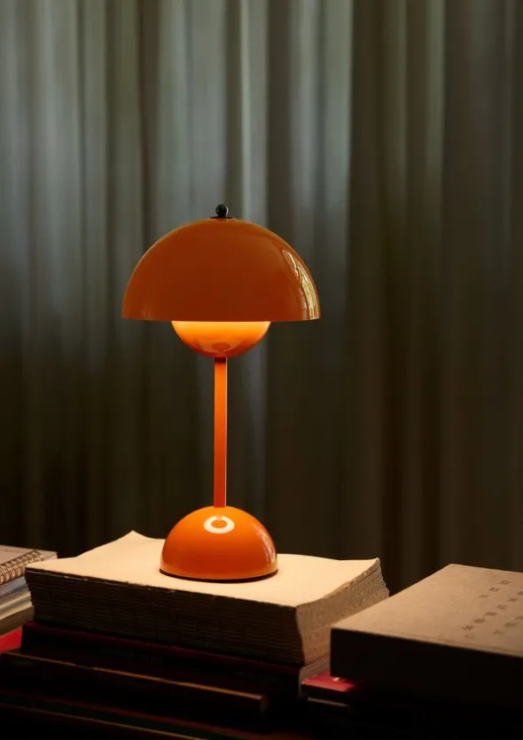 Flowerpot VP9, Portable Lamp, Magnetic Charger