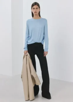 Round-neck knitted sweater