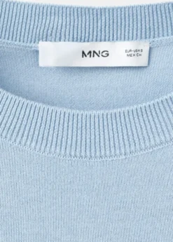 Round-neck knitted sweater
