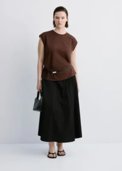 Short-sleeved t-shirt with shoulder