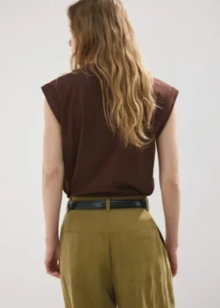 Short-sleeved t-shirt with shoulder