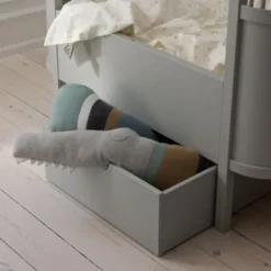 Strikket pude, Sleepy Croc, dusty blue mix
